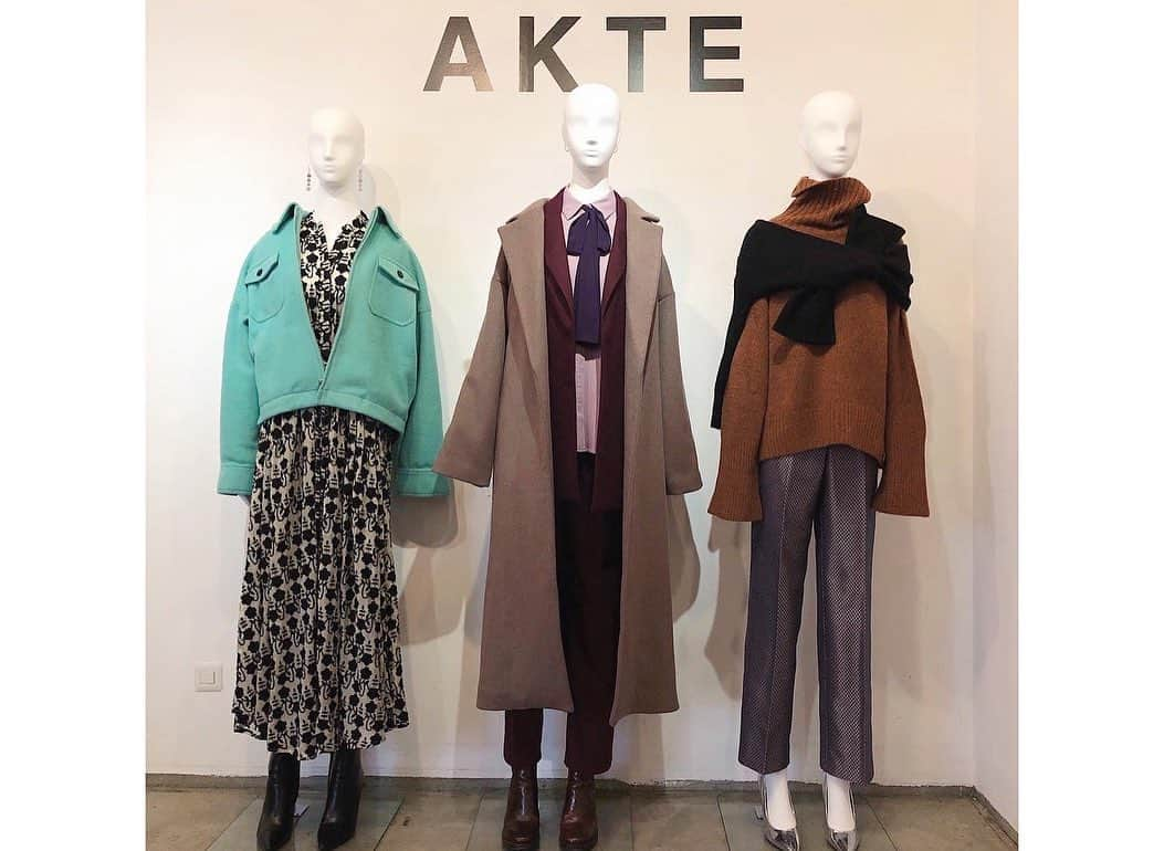 橋本江莉果さんのインスタグラム写真 - (橋本江莉果Instagram)「@akte_official 2019 winter collection☃️🧶💫 今回もたくさんの方々にお越しいただき、オーダーいただきまして、誠にありがとうございます🥰❤️ 写真を撮り忘れちゃった友達たちもいましたが、ほんとに毎回忙しい中、みんな来てくれるのがうれしすぎるし、今回はなんと北海道からお越しくださったお客様がいらっしゃったり、地方問わず、この日のためにわざわざ時間を作ってくださる気持ちが有り難く、うれしい限りです👏🏼🥺💕 冬もかわいいコートやニット、オススメアイテムが多数あり、一部の商品のプレオーダーも開催予定なので、ぜひ楽しみにお待ちくださいませ🥳💛 #AKTE #アクテ #winter #collection #2019 #fashion #winterfashion #タグ付けできなかったお友達ごめんなさい😂」9月30日 20時27分 - erica_hashimoto