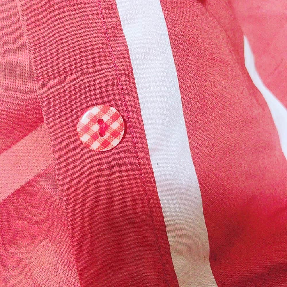 カブトムシゆかりさんのインスタグラム写真 - (カブトムシゆかりInstagram)「最近よく羽織ってる深めの赤色シャツ🍁(@17kg_official) ボタンとめたらワンピ風でも着れるし、さりげなくボタンがチェック柄なのも可愛いやつ💕」9月30日 20時23分 - kabutomushiyukari