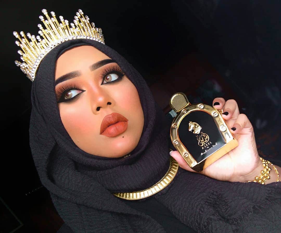 queenoflunaのインスタグラム：「👑WORLDWIDE GIVEAWAY TIME👑 . 🔸I've teamed up with @arabianouduk and @hodayahya to bring you a beautiful giveaway worth over $600! You now have the chance to feel Royalty with these 4 luxury fragrances 👑💛👑 . 🔸Giveaway Bundle includes: Madawi, Aseel, Rosewood and Tarteel gold. 🔥 . To enter you must: ✨FOLLOW @queenofluna ✨FOLLOW @arabianouduk ✨FOLLOW @hodayahya ✨TAG 3 people in the comments . 🔸Those who post this in their stories and tag all accounts have a greater advantage! . 🔸All steps must be completed in order to qualify. . 🔸Contest ends on the 23rd of October 2019 and the lucky winner will be announced on the 24th of October 2019 ✨ . 🔸This is a Worldwide Giveaway. **The winner must get back to us within 24 hours otherwise the giveaway will be passed on to someone else. @arabianouduk ship to most countries except for the ones mentioned on their website www.arabianoud.co.uk . Alll the best guys! 🔥 . . #giveaway #arabianouduk #perfumelovers #giveaways #giveawaycontest #perfumegiveaway #fragrancelover #luxuryfragrance」