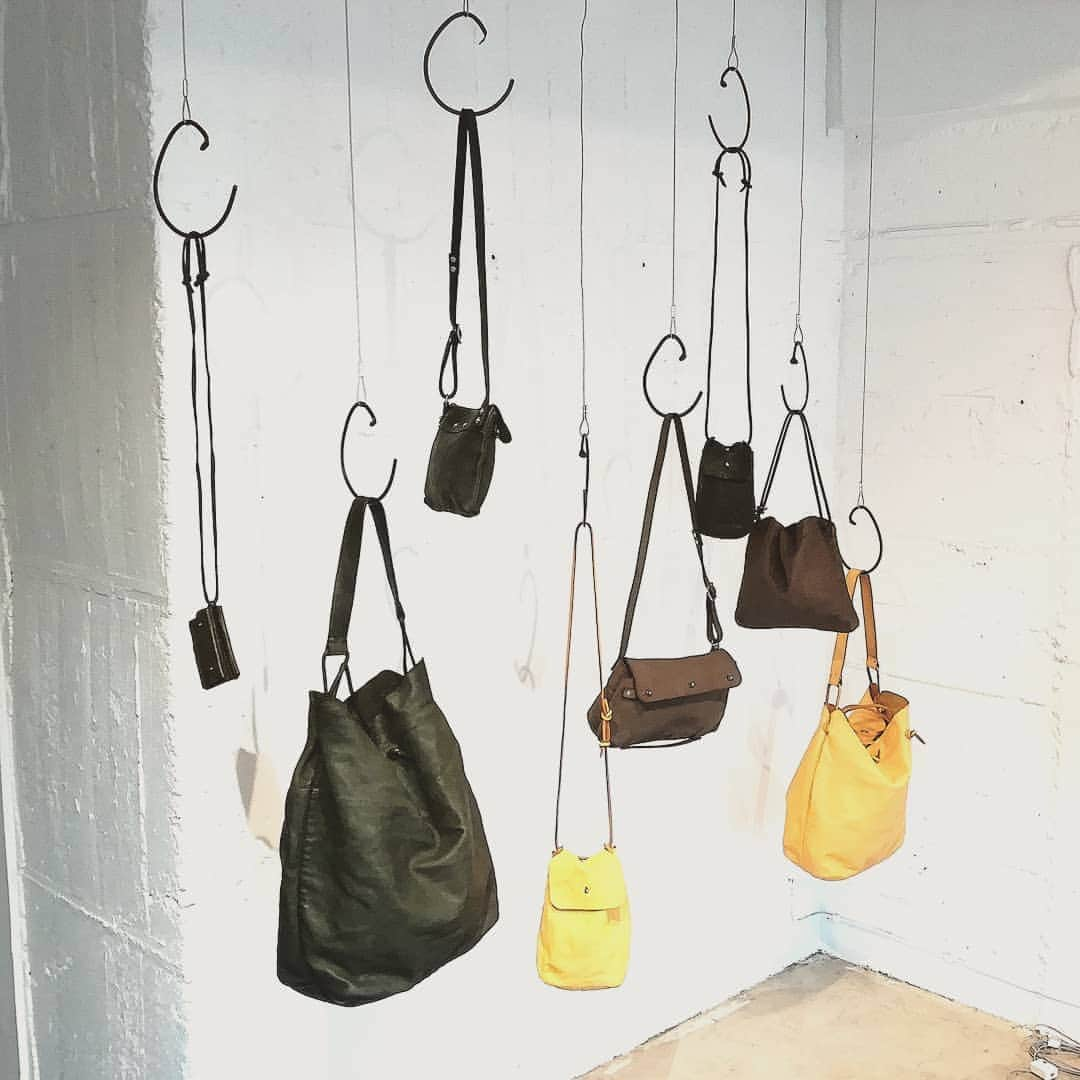 マーヴェレッツのインスタグラム：「#exhibition #渋谷 #reather #bag #goods」