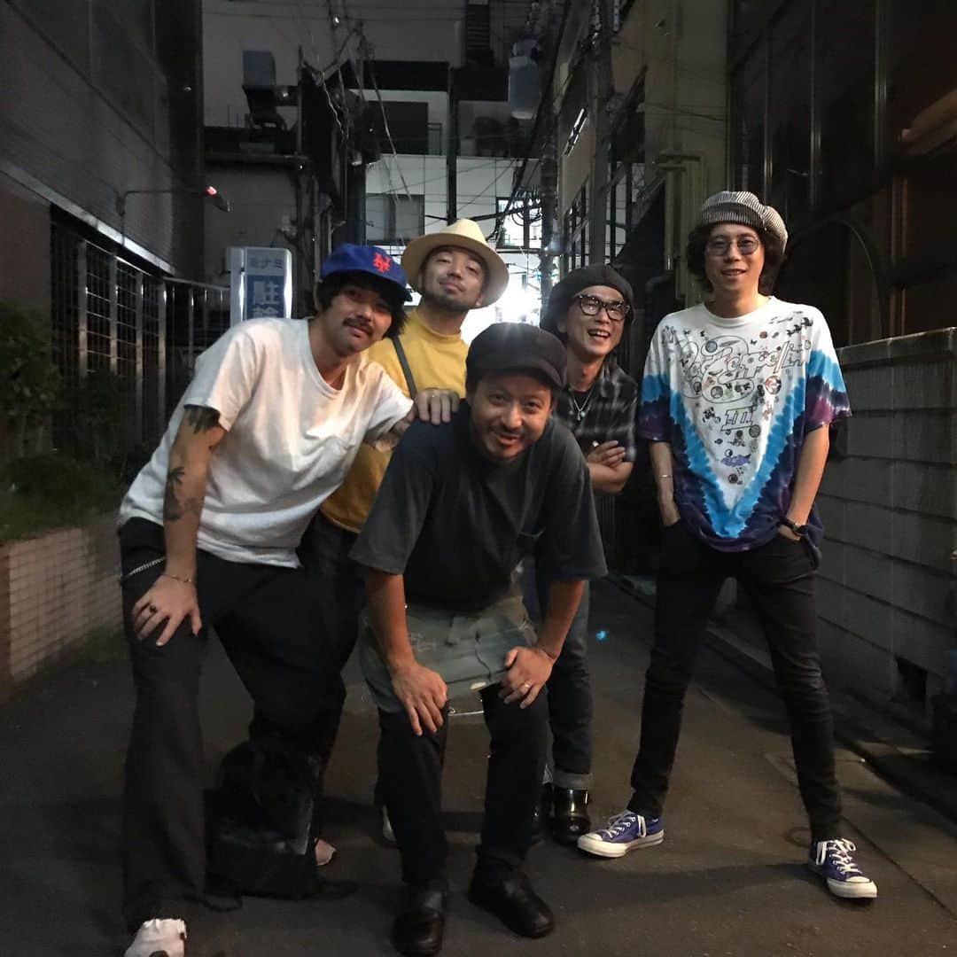 のインスタグラム：「先日、いつもの仲良しの会で色んな話をしたけどだいたい忘れてしまいました。。 でも確かこんな感じ。 ミスチル→深海がやばい！ レッチリ→波が激しい！ ブルース・スプリングスティーン→尾崎豊！ ワンス・アポン・ア・タイム・イン・ハリウッド→最後は結局いつものタランティーノ節炸裂！  いやー、楽しかった！  こうやって、他のバンドの友達からたくさん刺激をもらって各々自分のバンドに還元できたら最高ですよね！ ってことで、僕らもこういう活動の賜物なのか？！今までのBAWDIESにない新たな一面が全開の新曲「STARS」が10月2日から先行配信開始です！ いやこれアンセムよ。。 絶対聴いてよね！聴いてくれないと踏んづけるわよ！  by taxman  #thebawdies #theneatbeats #クリープハイプ #yogeenewwaves #下北沢　#section＃11 #stars」