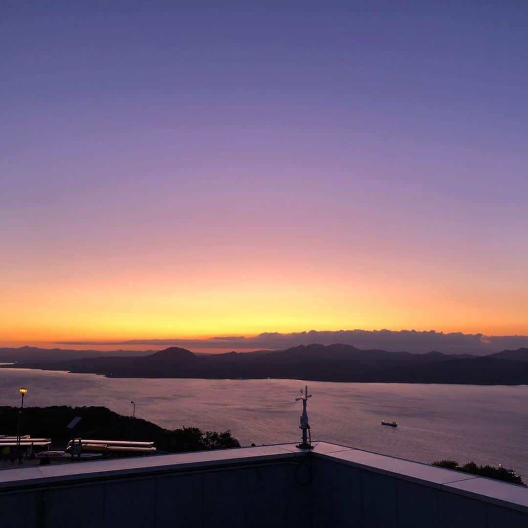 亀田誠治のインスタグラム：「忘れないうちに… 函館山からみた夕景と夜景です。函館は美しい街です。」