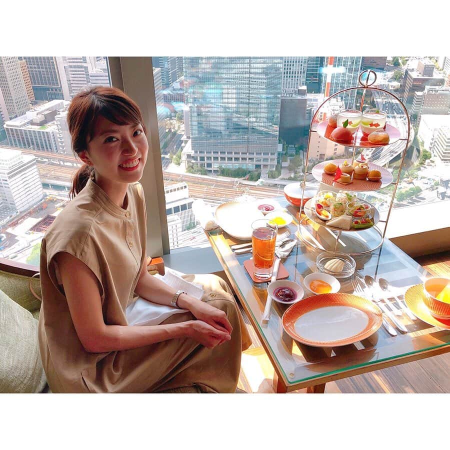 永井友梨さんのインスタグラム写真 - (永井友梨Instagram)「今月上旬、結婚式参列のため東京へ✈️ 次の日は行ってみたかったアフタヌーンティーへ☕️ 景色も良く、とても優雅なひとときでした☺️💕 たまーにでいいのでこういう時間過ごしたいな...ともみありがと！ 明日から10月。 今年もあと3ヶ月。 新たな気持ちで駆け抜けましょー🏃‍♂️ #アフタヌーンティー  #afternoontea」9月30日 20時48分 - nagai_y_r