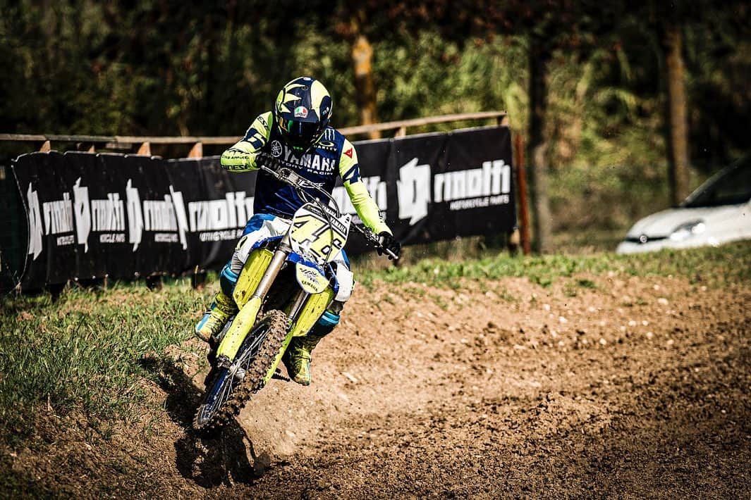 バレンティーノ・ロッシのインスタグラム：「Training at the Fratte MX Camp with the @vr46ridersacademyofficial 📸 @camilss」