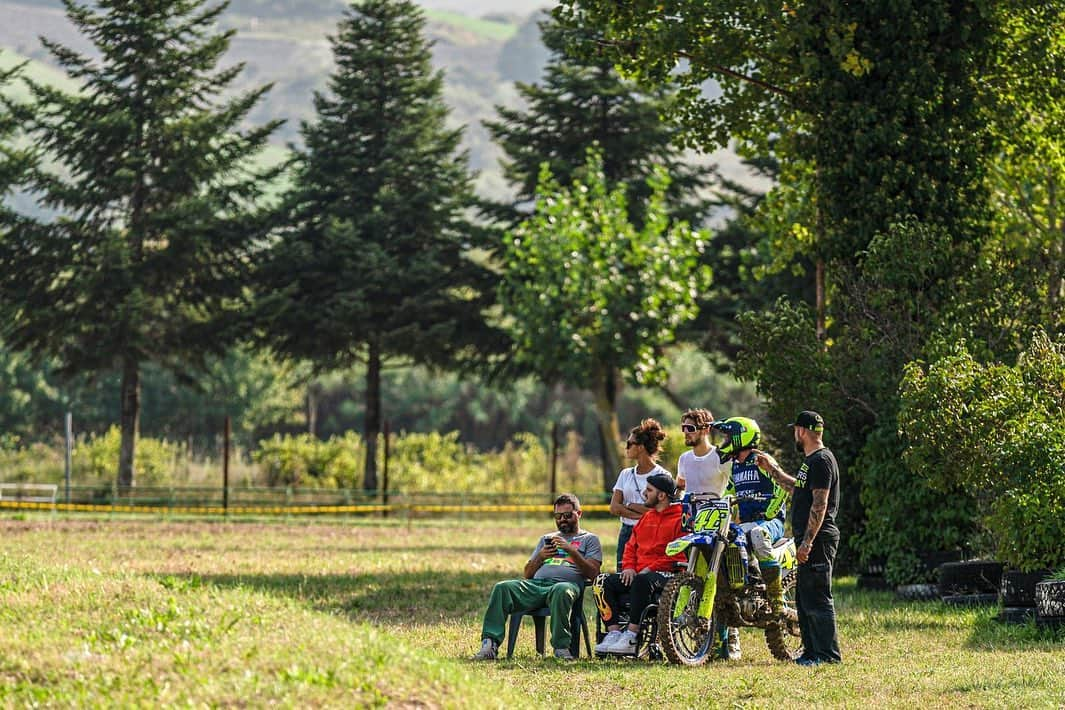 バレンティーノ・ロッシさんのインスタグラム写真 - (バレンティーノ・ロッシInstagram)「Training at the Fratte MX Camp with the @vr46ridersacademyofficial 📸 @camilss」9月30日 21時02分 - valeyellow46