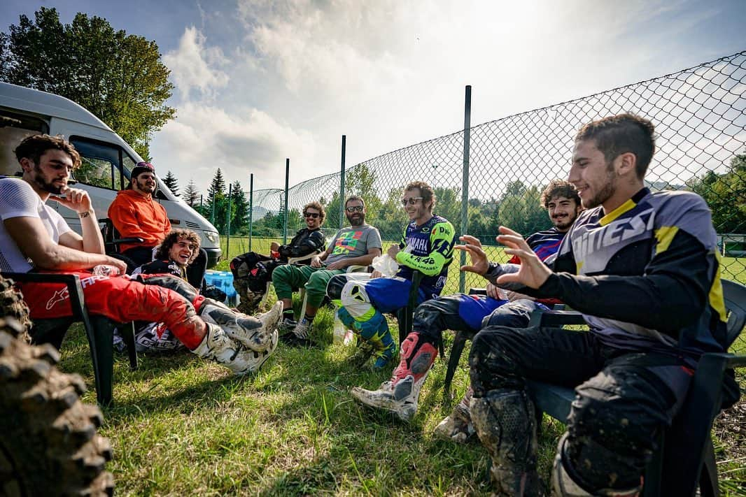 バレンティーノ・ロッシさんのインスタグラム写真 - (バレンティーノ・ロッシInstagram)「Training at the Fratte MX Camp with the @vr46ridersacademyofficial 📸 @camilss」9月30日 21時02分 - valeyellow46