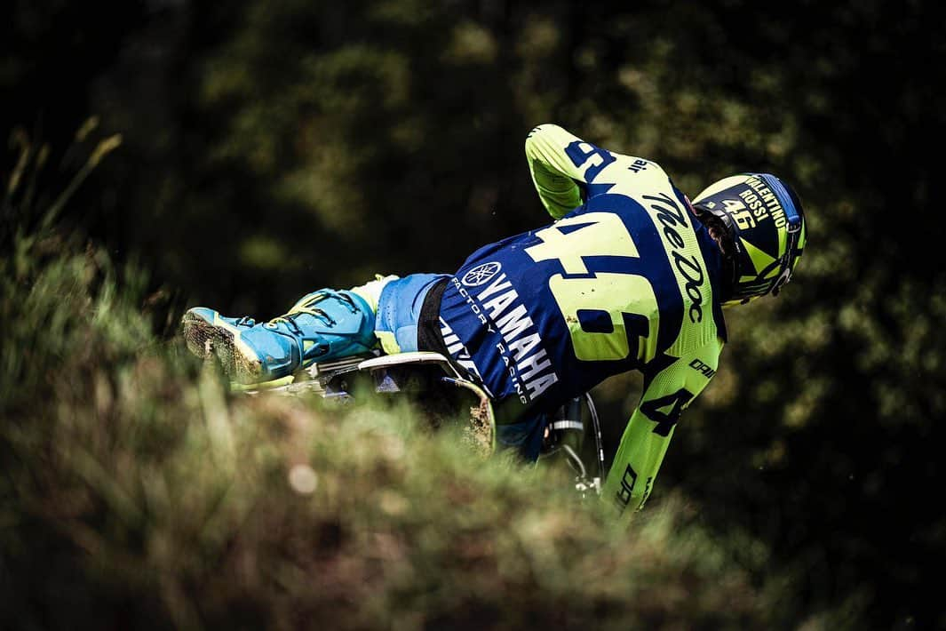 バレンティーノ・ロッシさんのインスタグラム写真 - (バレンティーノ・ロッシInstagram)「Training at the Fratte MX Camp with the @vr46ridersacademyofficial 📸 @camilss」9月30日 21時02分 - valeyellow46