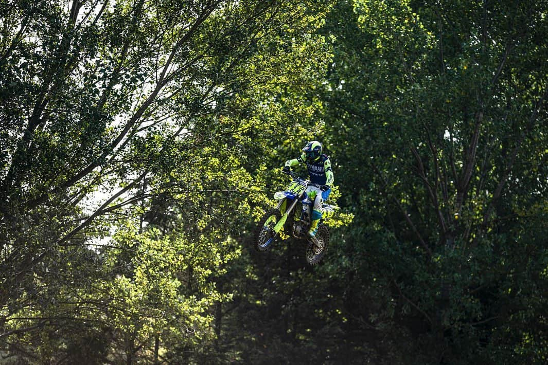 バレンティーノ・ロッシさんのインスタグラム写真 - (バレンティーノ・ロッシInstagram)「Training at the Fratte MX Camp with the @vr46ridersacademyofficial 📸 @camilss」9月30日 21時02分 - valeyellow46