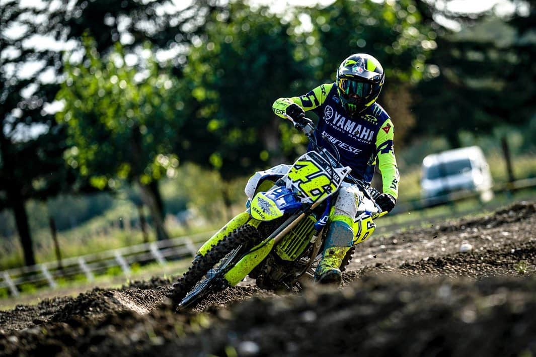 バレンティーノ・ロッシさんのインスタグラム写真 - (バレンティーノ・ロッシInstagram)「Training at the Fratte MX Camp with the @vr46ridersacademyofficial 📸 @camilss」9月30日 21時02分 - valeyellow46