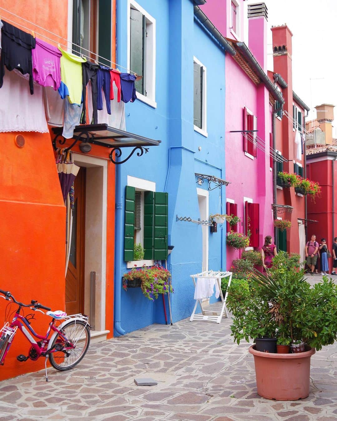 田島知華さんのインスタグラム写真 - (田島知華Instagram)「【Italy🇮🇹Burano】 3ヶ月ぶりのイタリア。 だけどヴェネツィアに来るのは7年ぶり。 ‪ヴェネツィア本島から ヴァポレット(水上バス)で45分、ブラーノ島へ。 カラフルがぎゅっと詰まった街。‬ その昔、漁師さんたちが帰るときに 自分の家がどこにあるのかわからなくならないように こうして色を塗っていたそうです。  赤いワンピースを着たご婦人が この街の可愛い景色に溶け込んでいてとても素敵でした✨ Copyright © TAJIHARU  PENTAX K-1 MarkⅡ  HD PENTAX-D FA 15-30mmF2.8ED SDM WR HD PENTAX-D FA 28-105mmF3.5-5.6ED DC WR DJI Osmo Pocket _ #たじはるトリップ #TAJIHARU_italy #イタリア #ヴェネツィア #ブラーノ島 #ヨーロッパ #女子旅 #旅ガール #カメラ女子 #イタリア旅行 #italy #venezia #venice #burano #europe #igerseurope #igersitaly #topeuropephoto #topitalyphoto #visititaly #visitvenice #wonderful_places #beautifuldestinations #beautifulplace #earthpix #discoverglobe #discoverearth」9月30日 20時56分 - haruka_tajima