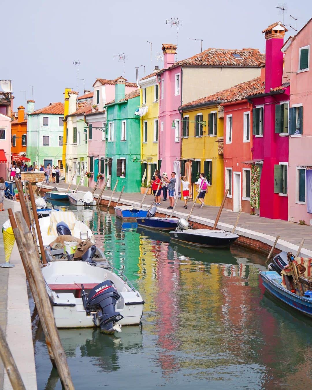 田島知華さんのインスタグラム写真 - (田島知華Instagram)「【Italy🇮🇹Burano】 3ヶ月ぶりのイタリア。 だけどヴェネツィアに来るのは7年ぶり。 ‪ヴェネツィア本島から ヴァポレット(水上バス)で45分、ブラーノ島へ。 カラフルがぎゅっと詰まった街。‬ その昔、漁師さんたちが帰るときに 自分の家がどこにあるのかわからなくならないように こうして色を塗っていたそうです。  赤いワンピースを着たご婦人が この街の可愛い景色に溶け込んでいてとても素敵でした✨ Copyright © TAJIHARU  PENTAX K-1 MarkⅡ  HD PENTAX-D FA 15-30mmF2.8ED SDM WR HD PENTAX-D FA 28-105mmF3.5-5.6ED DC WR DJI Osmo Pocket _ #たじはるトリップ #TAJIHARU_italy #イタリア #ヴェネツィア #ブラーノ島 #ヨーロッパ #女子旅 #旅ガール #カメラ女子 #イタリア旅行 #italy #venezia #venice #burano #europe #igerseurope #igersitaly #topeuropephoto #topitalyphoto #visititaly #visitvenice #wonderful_places #beautifuldestinations #beautifulplace #earthpix #discoverglobe #discoverearth」9月30日 20時56分 - haruka_tajima