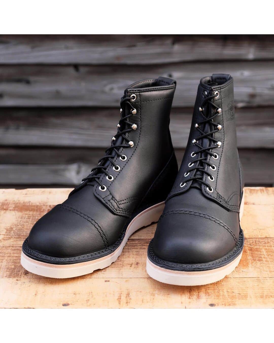 のインスタグラム：「. 【Custom Sample "JOBMASTER"】 スーパーヘビーなレザートウキャッフ入りのつま先に対し、ステッチカラーで引き締まったバランスがポイントです！詳しくはスタッフブログをチェックしてください。 . #WESCO #LeatherToecaps #RegularToe #AllBlackStitching #madeinusa🇺🇸 #oregon #scappoose #wescojapan #wescoebisu #wescosetagaya #wescokanazawa」