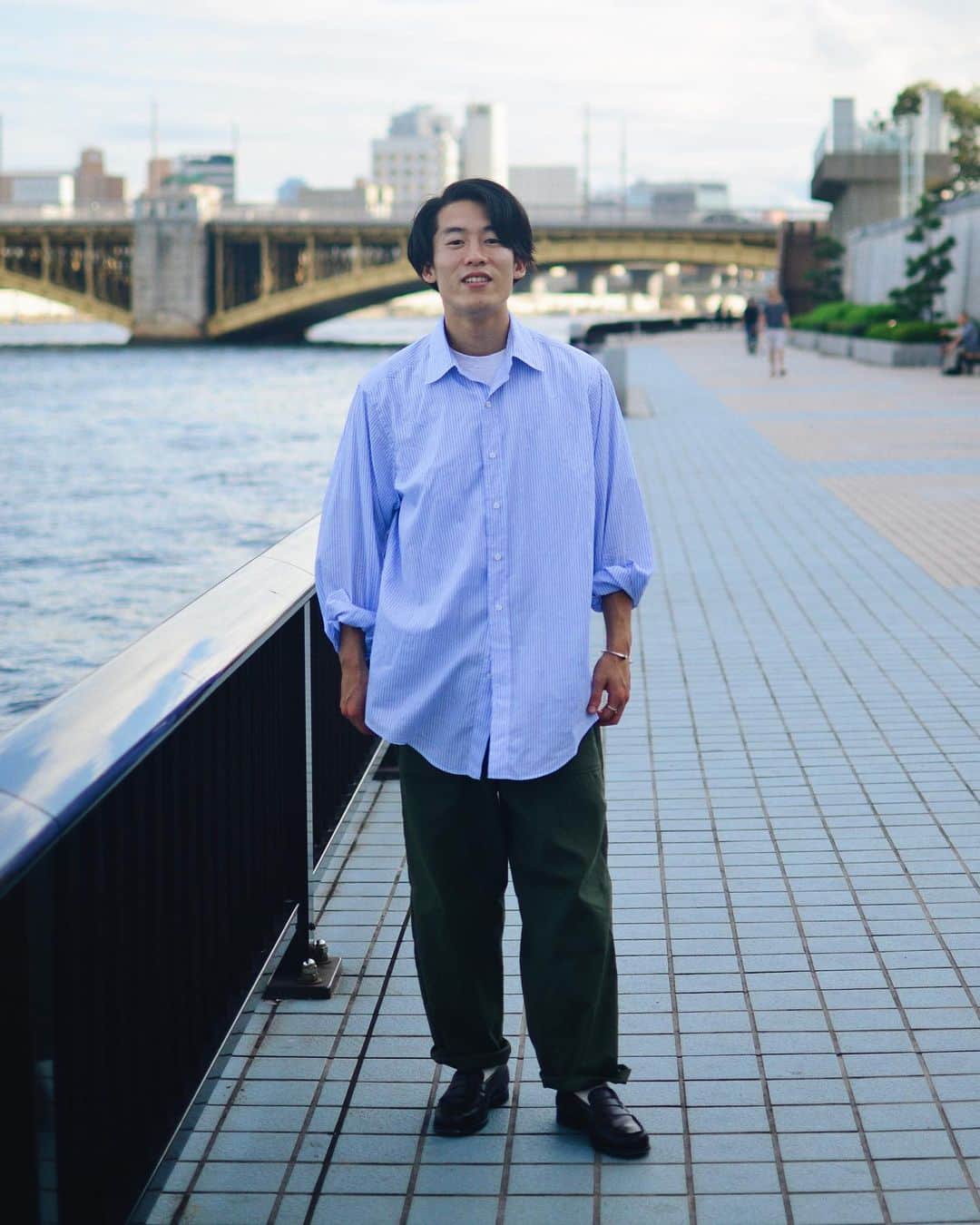 yukiのインスタグラム：「ちょっとシャツ借りた。 腕まくりがバチっとハマるシャツですね」