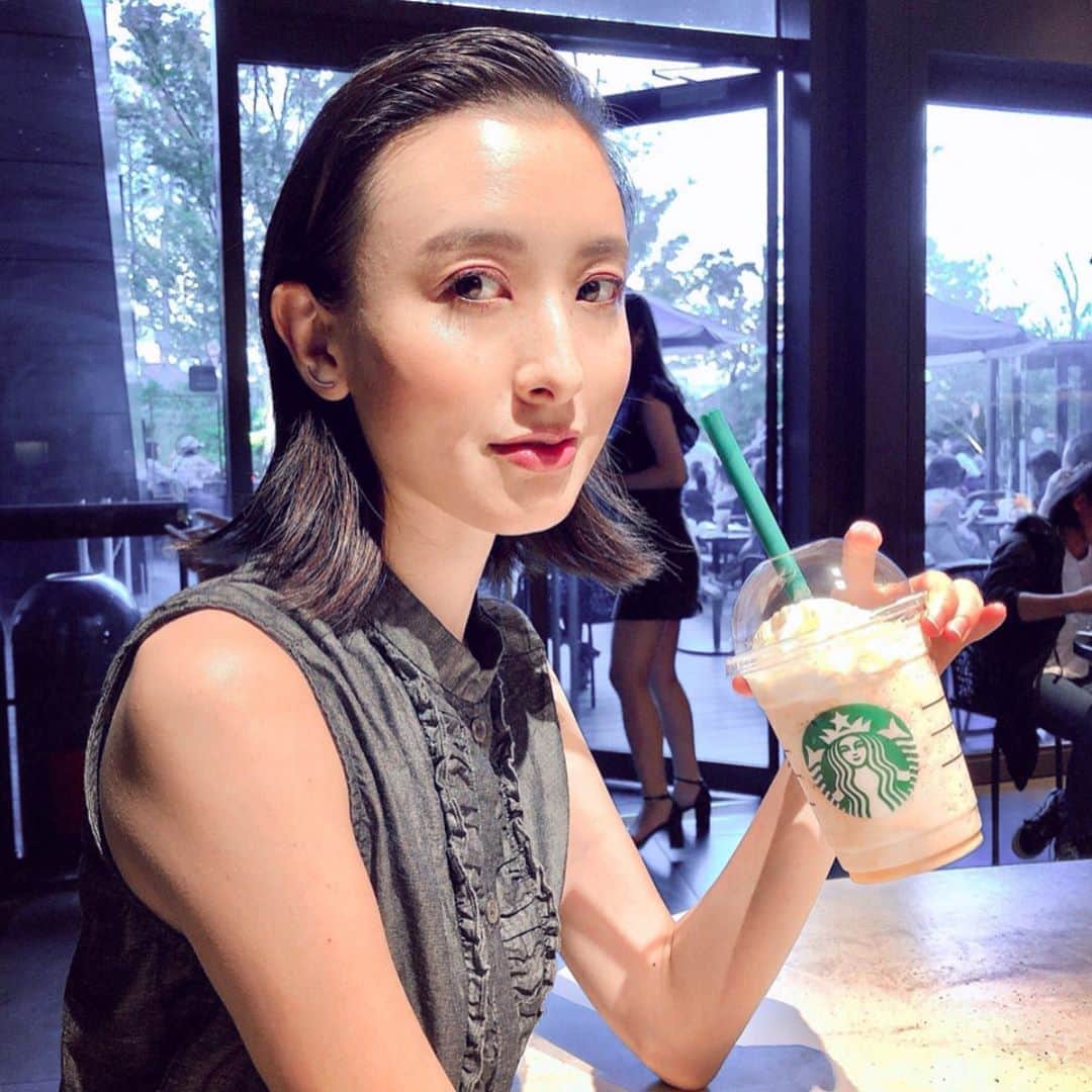 前田紀至子のインスタグラム：「着けていると必ずと言って良いほど褒められるピアスはスタージュエリー プレシャスのもの。 一度買うとなったら一生物となるだけに真剣に吟味したいプラチナジュエリーですが、スタージュエリー プレシャスは店舗も数も限られているので、散々悩んだ挙句購入を決めた時にはほぼ在庫が残っておらず慌ててお取り寄せして頂いた思い入れのあるお品。 18粒のダイヤモンドとプラチナ素材で出来ているから永遠に色褪せず、どんなシーンでも映えるので、本当に買って良かったと満足しています。 いざ身につけて初めて知りましたが、プラチナって驚くほど顔映りが良くて、ぱっと表情が明るく見える気がしますよ☺️ #プラチナ#プラチナジュエリー#一生モノ」