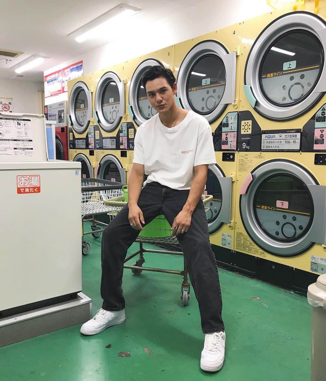 大田光るのインスタグラム：「こんばんは。  コインランドリーの何か寂しげな雰囲気と待っている間の暇な時間。洗濯物の回る音。まぁそれなりに好きです。分かりますよね？  おやすみなさい🍻🤡✌🏼」