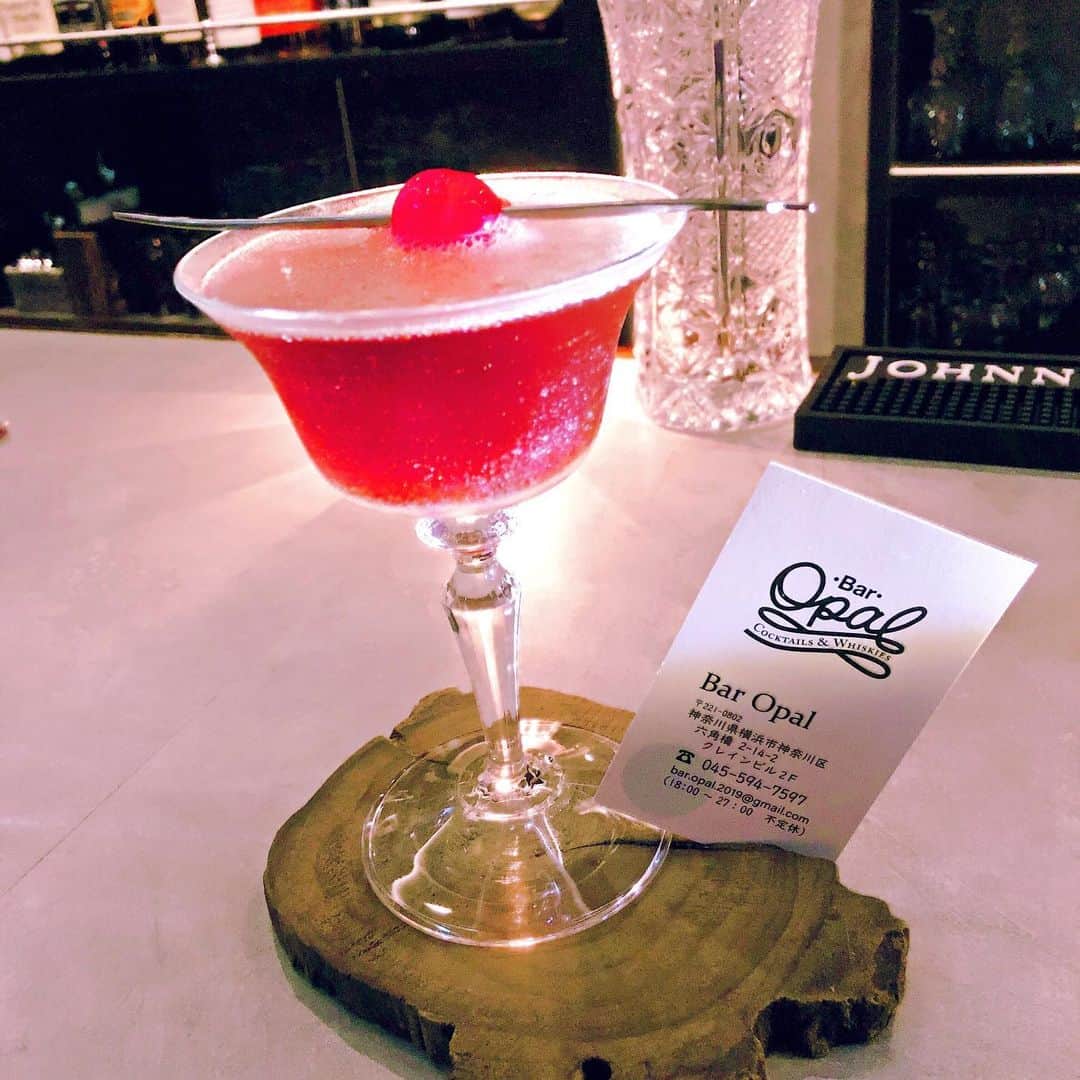 のインスタグラム：「カクテルが好きすぎて 色々なお店にお邪魔しては 飲んでみたいカクテルを注文して 程よく酔って帰路につくという 最近の贅沢なひと時でございます。 今夜は #白楽 #baropal さんで #パナシェ 🍒 お近くの方は是非。 #Bar #ウォッカ #チェリーブランデー #ドライベルモット #カクテル」