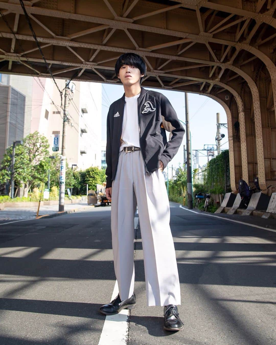 Fashionsnap.comさんのインスタグラム写真 - (Fashionsnap.comInstagram)「【スナップ】自分自信を表現するキャンバス「adidas VRCT JACKET」。あなたならどう着こなす？ ﻿ ﻿ —﻿ ◆WEEK02﻿ 表現するとは何か？時に批判され、傷つくこともあるかもしれない。ただオリジナリティを求めるその行為が、美しいことに変わりはない。「VRCT JACKET」は、クリエイティビティと自己表現への好奇心を刺激するために作られている。﻿ —﻿ ﻿ 詳細をチェック>> https://www.fashionsnap.com/special/adidas-vrct/﻿ ﻿ #ブレない思いを胸に刻もう #Werepresent #adidastokyo #pr」9月30日 21時28分 - fashionsnapcom