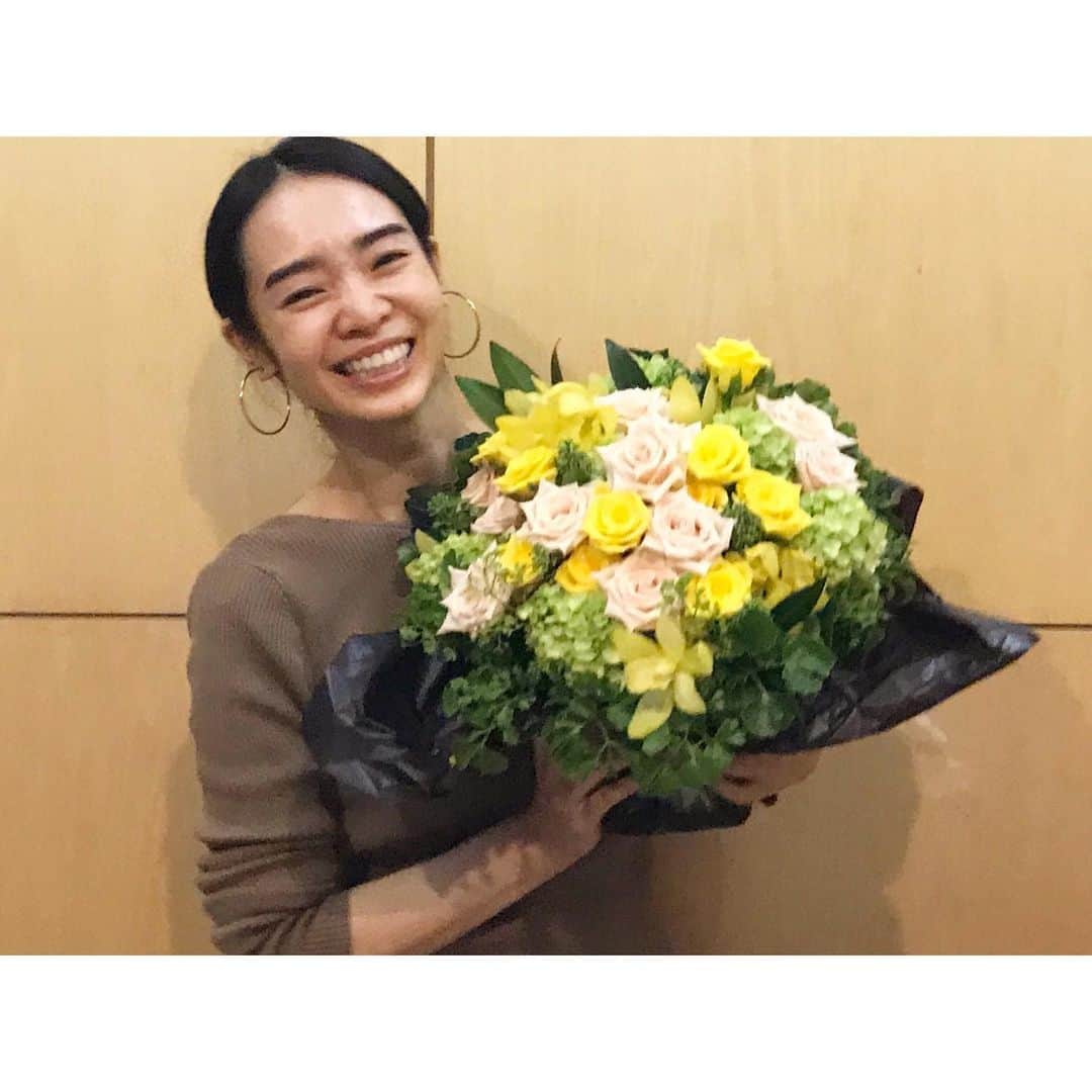 のインスタグラム：「🎂2019.9.30. 朝一で花束届いてビックリした〜💐 サプライズありがとうございます✨ と言うわけで・・・ 本日。 また１つ、歳を重ねる事が出来ました☺︎ 新たな歳。 楽しみで仕方ありません！！ #Japan #Tokyo #birthday #thankyou #akephoto #ドキドキ #ワクワク #ソワソワ #応援してくださる方々に心から感謝 #スッピンな誕生日 笑 #model #satorujapan #akemigondo #モデル #サトルジャパン #権藤朱実 →@satorujapan_official @akemigondo ☑︎プロフィールのリンクにてblog更新中☺︎ My blog『ake photo』 →http://ameblo.jp/akemi-gondo/」