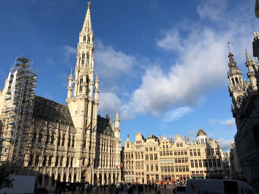 川口太一さんのインスタグラム写真 - (川口太一Instagram)「世界で一番美しく、世界遺産にも登録されている広場グラン・プラス。 ベルギーの首都ブリュッセルにあります。 夜にはライトアップされて朝とは全く違う景色を見れます。ここは本当に綺麗だ… #ベルギー🇧🇪 #ブリュッセル #グランプラス広場 #一人旅 #感性を磨く旅」9月30日 21時23分 - k.taichi20