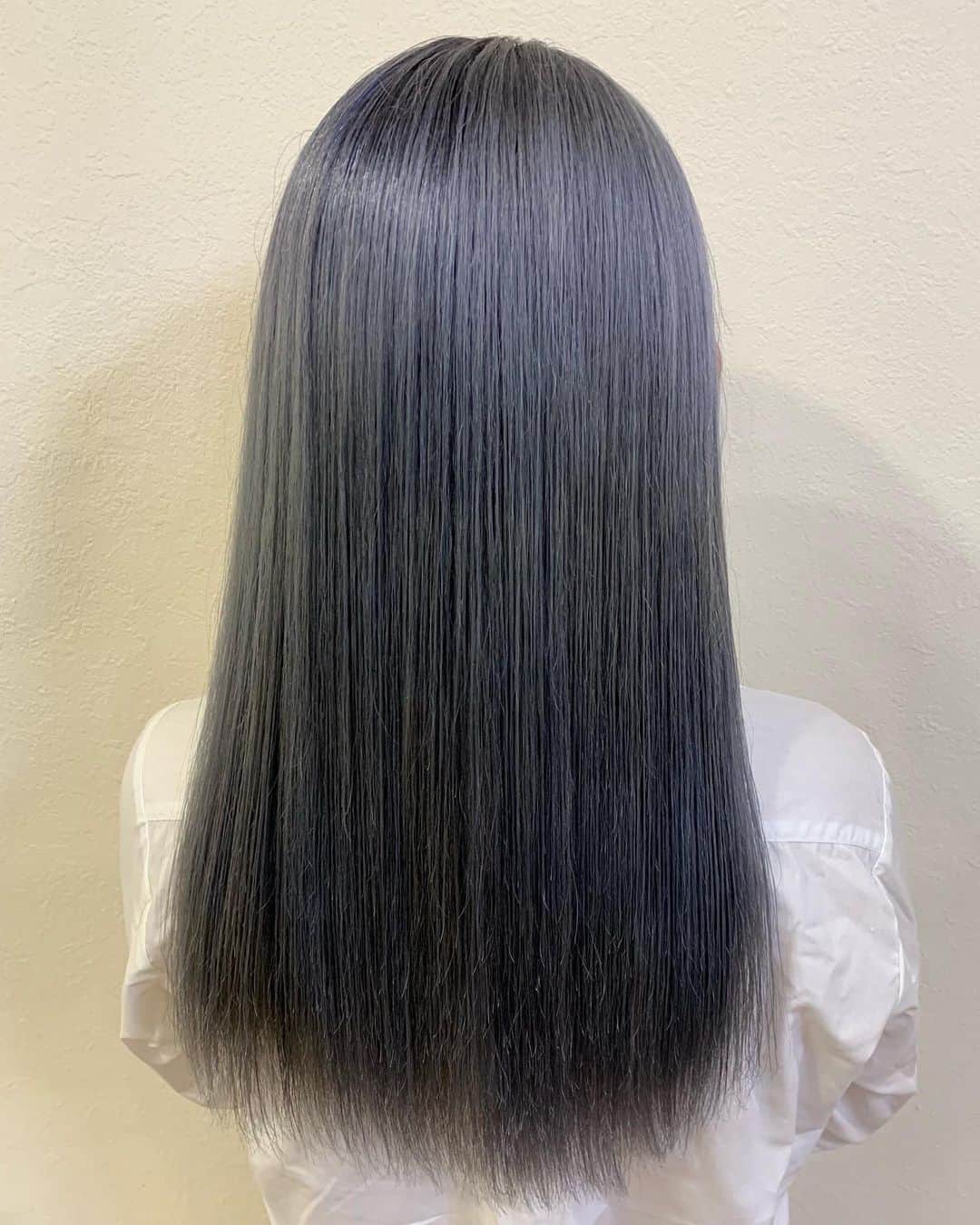 salon PRATiNO(サロンプラチノ)のインスタグラム：「. 💙ブルーシルバーカラー💙. . ブリーチを2回して シルバーに近づけました‼️ 色落ちすると黄ばみが少し消えて 綺麗なアッシュベージュになるので2度可愛い✨ 何回も繰り返ししていくうちに色も 綺麗になっていくのでおススメです💞 . . 【CLAVIS PRATINO】 ◇月曜日～土曜日 11:00～20:00 ◇日曜日 11:00～18:00 ※定休日なし ※時間外はお問い合わせください。 愛知県名古屋市中区錦3-4-19石垣ビル７Ｆ ☎︎052-962-7017 . #hairstyle #hair #cornrow #braids #clavispratino #spiralperm #pratino #hairsalon #nagoya #haircolor #love #派手髪 #外国人風カラー #バレイヤージュ #グラデーション #コーンロウ #ブレイズ #スパイラルパーマ #特殊ヘア #ブラックヘア #美容室 #ヘアサロン #ヘアスタイル #ヘアカラー #クラビスプラチノ #名古屋 #栄 #錦」