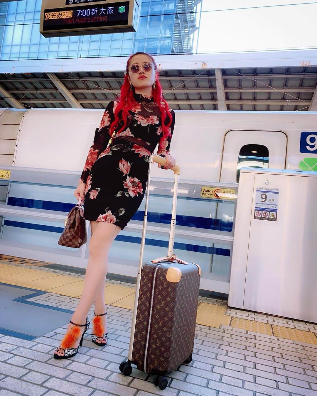 五月千和加さんのインスタグラム写真 - (五月千和加Instagram)「. 大阪ユニバの時は #パークフロントホテル に泊まるよ✨ #夜景 が綺麗なの💕 . さて！明日は19:00〜さんま御殿！！3時間スペシャルだよ📺😘 何時からの回かは私も分からないので 出来れば3時間つけておいてください！笑 . . #ユニバーサルスタジオジャパン #関西 #旅行 #スーツケース #ヴィトン #ミニドレス #赤髪 #ロングヘア #ハーフアップ #redhair #longhair #redhair #universalstudiosjapan #usj #dress #louisvuitton #vuitton #tripstyle #hotel #theparkfronthotel #大阪 #新幹線」9月30日 21時38分 - satsuki_senwaka