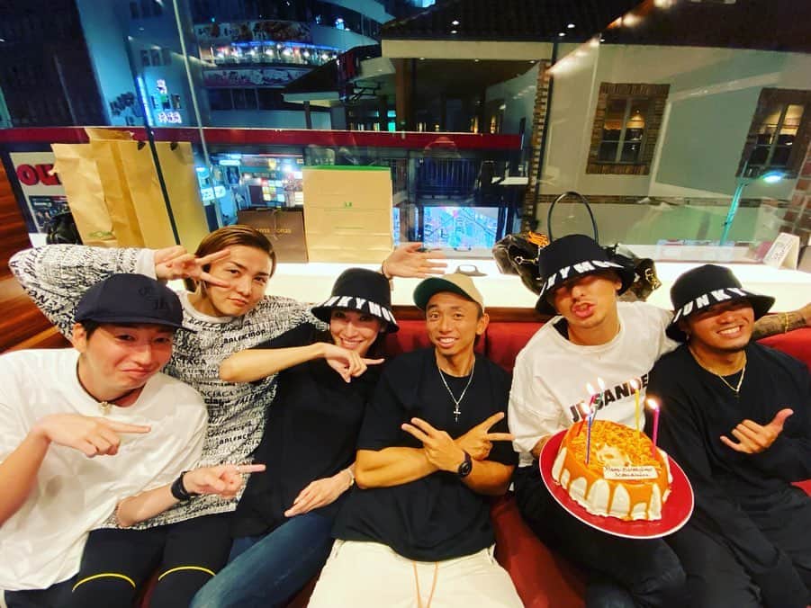 ミッチーのインスタグラム：「Happy Happy Birthday 憲真さん @kenshin.japan  みんなでお祝いしてきました 兄貴、おめでとうございました！ 鹿児島ぴーぽーバンザイ」
