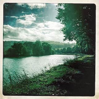 エマニュエル・ベアールのインスタグラム：「#dayoff  #outoftown 🥾🌳🐿 whish you a great week @tnb_rennes  #theater  #theatre. #naturephotography」
