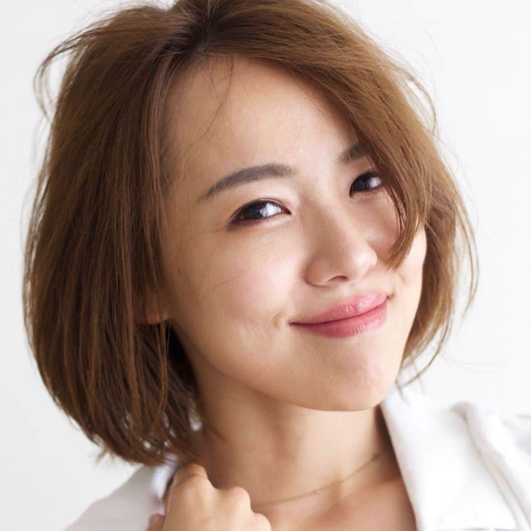 のインスタグラム：「. #ちょっとピンボケしてるのをいいことに #無加工ノーフィルターで投稿してみる #だから何って話だけど #とくとご覧くださいませ33歳のリアル ・ ・ いろんな人に言われるんだけど、 意外に目がちっちゃい🐌 顔のパーツが中心に寄ってるから、 余白との関係で相対的に小さく見えるのもあるし、 サイズとしてもちっちゃいらしい👉🏽👈🏽 「小さいのは胸だけにしとけ」 ってブログ前に書いたの思い出したけど、 他にもちっちゃいとこがあったようです← ・ ・ だから逆転の発想（？）で、 最近は唇の印象を強化してる🔥 LIPS SHOTっていう最先端のリップケアグッズで、 ボリューミーなセクシーリップを目指してます💁🏻‍♀️💗 使い方は2枚目の動画参照 一見クチビルの形をしたシールなんだけど、 唇にあたる部分にマイクロニードルがついてて、 それを貼った上に美容液を塗布してマッサージ👋🏽 マイクロニードルを通って美容液が唇の中に入ってくるのです 貼った後はボリュームもアップするし、 血色が良くなってほんのり色づいた唇に( ᐛ👐) ・ 唇のケアなんてしたことなかったけど、 週２回のペースでLIPS SHOTして、 たまにお風呂でスクラブするようにしてたら 最近くちびるホワンホワンになってきた😙 奪いたい唇っていう肩書き目指して頑張ろう← ・ ・ #リップケア #スキンケア #アラサー女子 #スキンケア事情 #lipsshot #リップショット #唇ケア」