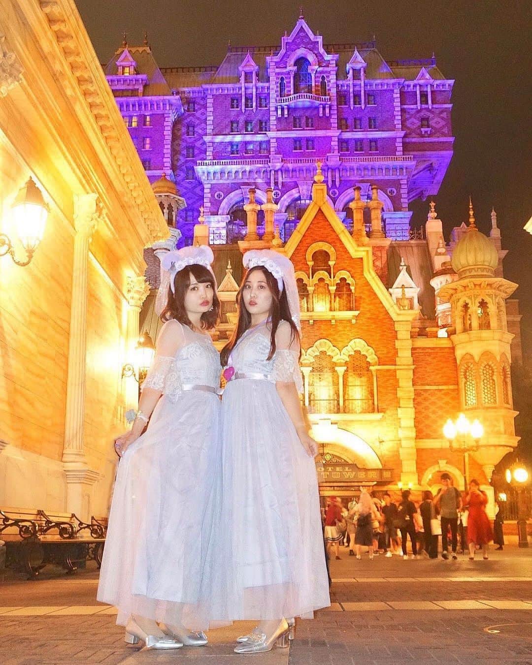 浅井麻里さんのインスタグラム写真 浅井麻里instagram 前にアップしたホーンテッドマンションと ゴースト花嫁の双子コーデ写真が 好評で嬉しい この日はシーにも行ったから タワー オブ テラーの前で 幻想的な雰囲気