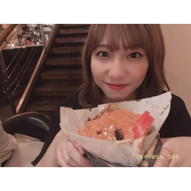 山下エミリーさんのインスタグラム写真 - (山下エミリーInstagram)「. . . 撮影終わりにこの間行ったお店に また行ってきてめっちゃ食べたー！ お腹空きすぎて3人でたくさん食べた！ 大好きなオムライスも☺️✨ めっちゃ美味しかった〜幸せ〜✨ . #大名 #ケバブ」9月30日 21時46分 - emiri_hkt48