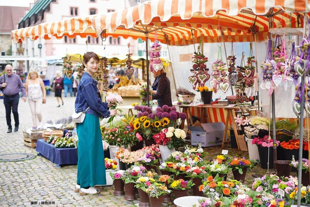 佐藤めぐみさんのインスタグラム写真 - (佐藤めぐみInstagram)「『旅するドイツ語』本日から始まります❣️ 是非第一回から一緒にスタートを切りましょう💪✨ この市場は撮影初日に行ったのでとても印象深いところ。  さぁ、私はなにと出会えたのでしょうか🍀  #旅するドイツ語 #deutschland  #schwarzwald  #freiburg  #Eテレ #23時30分からです‼️」9月30日 21時39分 - meguuuuusuke