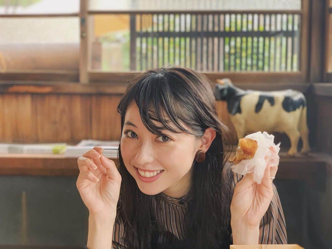 のインスタグラム：「好きなものを食べてる時 こんなに幸せな顔をしてるらしい🐵笑 #まつゆいとごはん#今日のまつゆい」