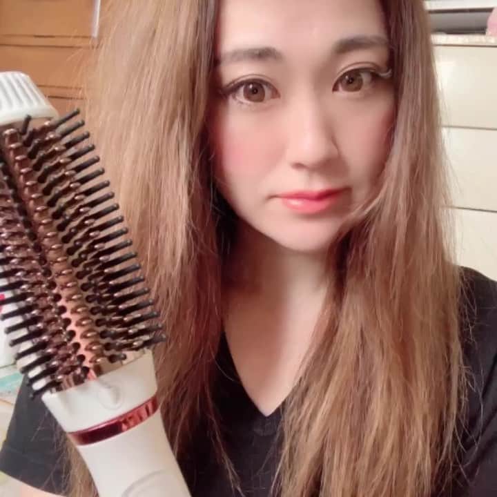Minaのインスタグラム：「今晩は💗 ・ 美容院前で金髪みたいな髪色の時とったからボサボサでお恥ずかしい😭💦 でもアイロンの効果は分かりやすいから載せさせて下さいね🥺✨ ・ これMINXのトップヘアデザイナーの池戸さんが作ったアレンジブラシアイロンで💕 凄い良くて自分で簡単にヘアセットできるからめっちゃお気に入りなんだ😍💗💗💗 ・ まず、ストレートアイロンとして内側からくしで髪を梳かすように通すだけでうねりとか、ボリュームも抑えてくれるし🥺💗 ・ サイドの丸みと裏面も髪の毛を巻き込みやすい仕様になってるから不器用なあたしも毛先のワンカールなどアレンジが簡単にできちゃうの😍💕 ・ 前髪も簡単にふんわりくるんって出来る🐥 ブラシだから変に挟んだ跡が付いてカクって変な跡が髪に付かないし✨ 失敗がないから本当に便利🥺💗 ・ 最近ふんわりゆるーくふんわりスタイルにハマってるから毎日手放せないんだぁ🥰 ・ しかもあたし髪傷み過ぎて😭 最近ケア頑張ってるから髪に優しいチタンコーティングプレートと、マイナスイオンが噴出するってのも嬉しいポイント🥰 ・ 髪綺麗だとイメージいいからいつも綺麗なヘアー頑張るぞぉ🥺✨ ・ 今ちょうどキャンペーンやってるみたいで🥰 ・ ・ いいね＆コメント＆フォローしていただいた方の中からアンバサダーが選ばれて✨ 商品が貰えて投稿依頼されるらしいから😍 気になる方は今がチャンスみたい💕 ・ キャンペーン期間は 9月29日～10月7日だって✨✨ 見てみてね💗 ・ 今日も見て頂きありがとうございました☺️🙏💕 ・ ・ ・ @laviel_official #laviel#ラヴィエル#アレンジブラシアイロン#pr#ストレートブラシ#セルフアレンジ#ヒートブラシ#セルフアレンジ#時短アレンジ#ゆる巻き#前髪#ヘアアイロン#MINX#ヘア動画#美容#ヘアケア#巻き髪#ヘアアレンジ動画#ロングヘア#ロングヘアー#ハイライト#メッシュ#ヘアーアレンジ動画#美容大好き」