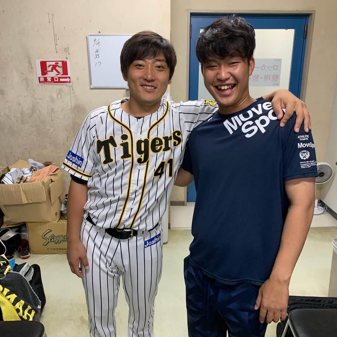 牧丈一郎のインスタグラム：「聡文さん18年間お疲れ様でした！ 本当に今年一年でいろいろな事を教えてもらい、僕の人生の幅がとても大きくなりました プロの世界で中継ぎで18年間もプレーするというのは並大抵の事ではないですし、これから先も学びたい事はたくさんあります 僕はお別れじゃないと思っているのでこれからもよろしくお願いします！またご飯誘ってくださいね^_^ #高橋聡文#さん#18年間#お疲れ様でした」