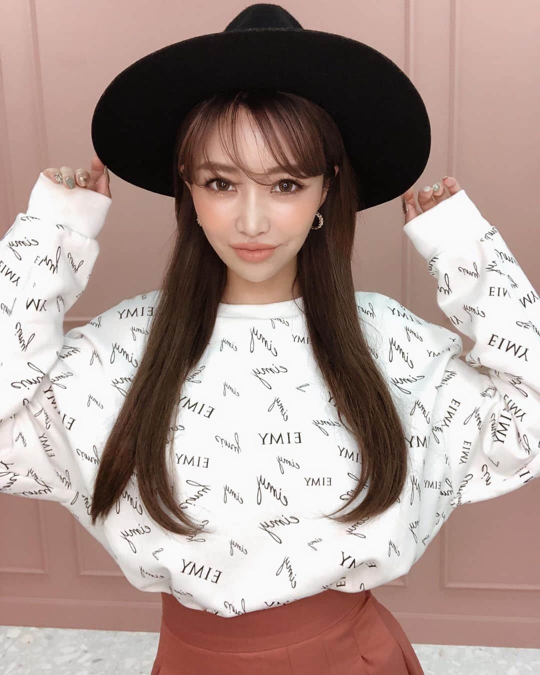 のインスタグラム：「昨日の記事にたくさんのコメントありがとうございます🥺💓 私も受注会の余韻が残ってるよ〜💓 また早くみんなに会いたいっ！！ 今日 @eimyistoire_official のinsta liveで来てたスウェットは10月4日発売予定だよ😘😘😘 #eimy #eimyistoire」