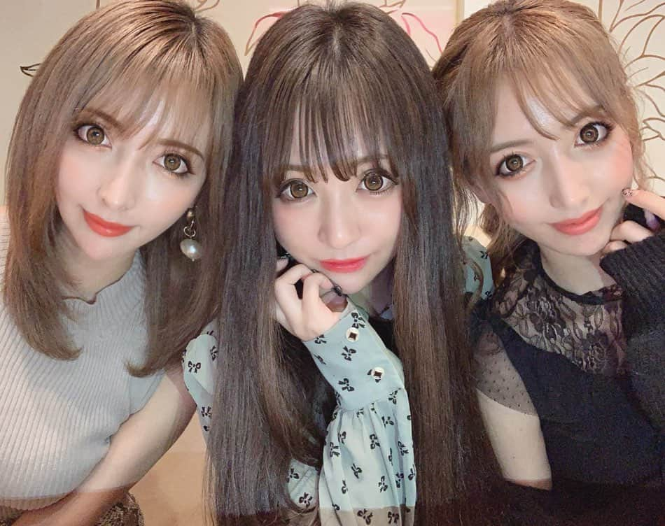 桜井莉菜さんのインスタグラム写真 - (桜井莉菜Instagram)「愛する双子に挟まれて❤️ この2人最近旅行行き過ぎてたから、やっと会えたぁ😭💓 暇だったぜ…w いっぱい語り明かしました😘❤️ 髪色少し落ちて来て自然な黒髪みたいになって来た💓 ちかも、黒くしてから今こんなに明るくなってるから、私もそんくらいになるのかな？ そーなったら次入れる色迷うな🤔 また黒く入れ直すか、リタッチで茶髪くらいにするか🙈 どっちがいいと思いますか？？😍」9月30日 22時06分 - rina__sakurai