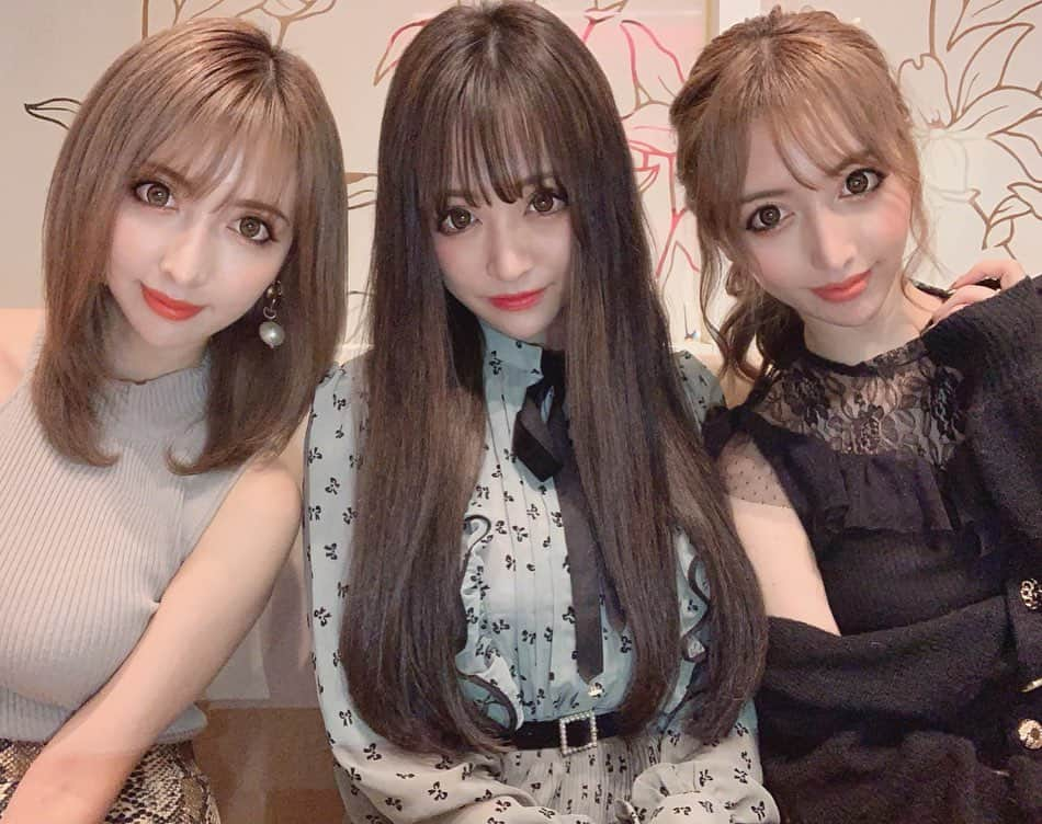 桜井莉菜さんのインスタグラム写真 - (桜井莉菜Instagram)「愛する双子に挟まれて❤️ この2人最近旅行行き過ぎてたから、やっと会えたぁ😭💓 暇だったぜ…w いっぱい語り明かしました😘❤️ 髪色少し落ちて来て自然な黒髪みたいになって来た💓 ちかも、黒くしてから今こんなに明るくなってるから、私もそんくらいになるのかな？ そーなったら次入れる色迷うな🤔 また黒く入れ直すか、リタッチで茶髪くらいにするか🙈 どっちがいいと思いますか？？😍」9月30日 22時06分 - rina__sakurai