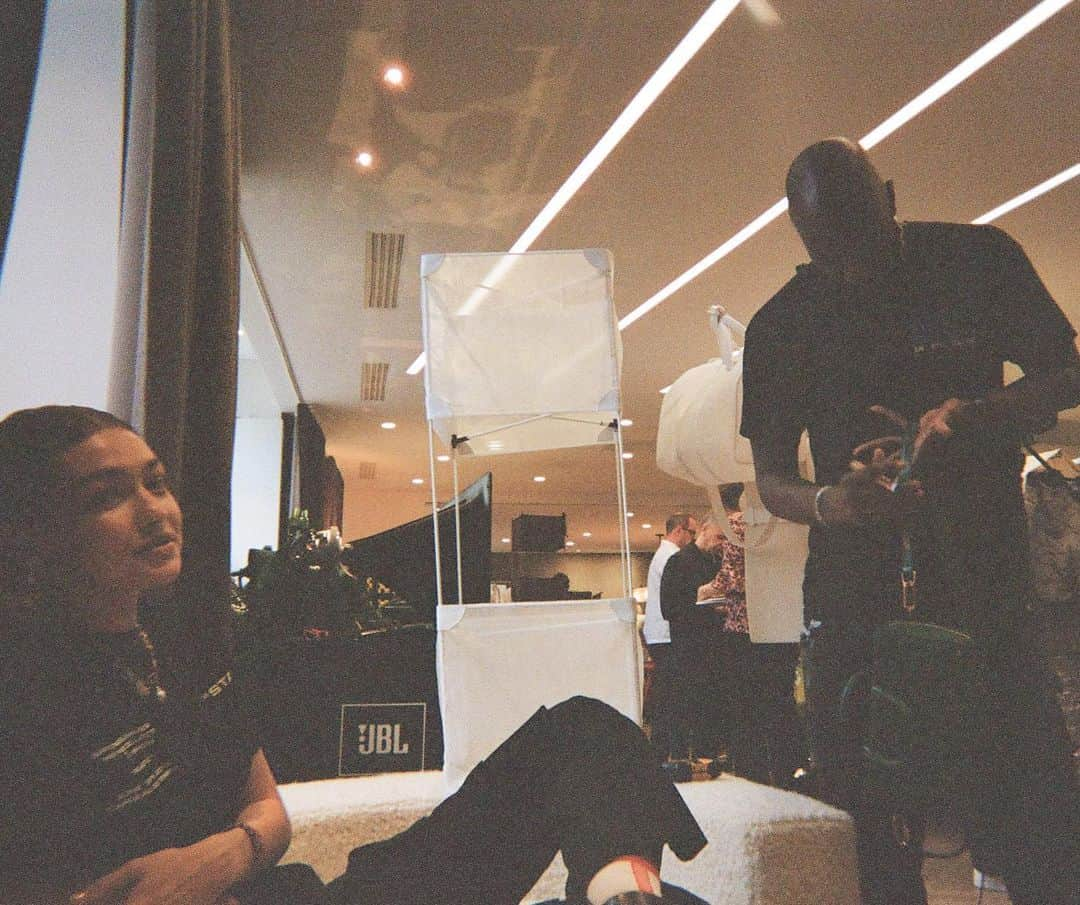 ジジ・ハディッドさんのインスタグラム写真 - (ジジ・ハディッドInstagram)「HAPPY BIRTHDAY to my sweet friend and co-head of the Miuccia Prada fanclub @virgilabloh ⚡️⚡️ generous, multifaceted, kind & entertains all my weird creative interests 😆 Wishing you the best year- happiness, good health, & inspiration! Big love」9月30日 22時09分 - gigihadid