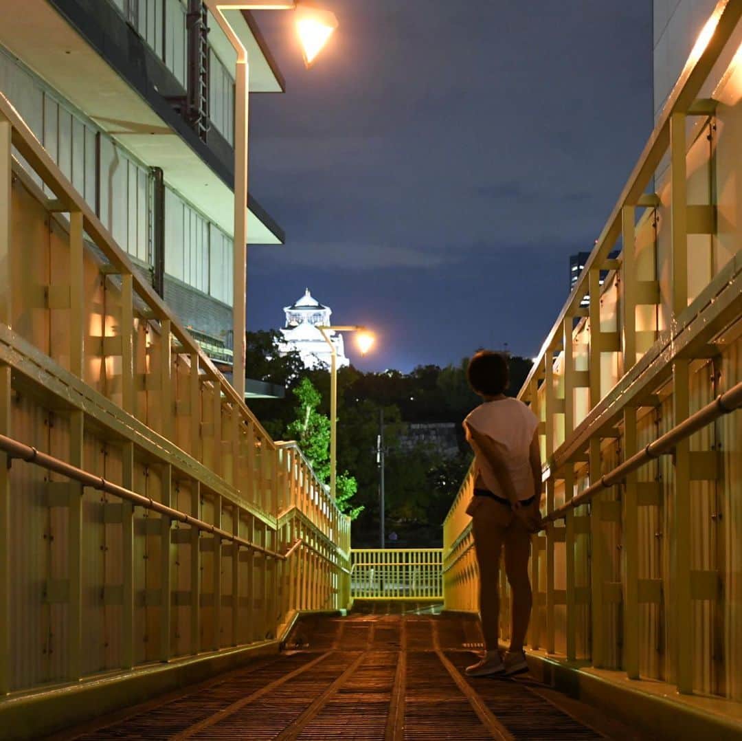 きゃっするひとみーさんのインスタグラム写真 - (きゃっするひとみーInstagram)「#大阪城 をここから眺めるのも好き😊✨ . タイムスリップした気になるやろ？🏯❤️✨ . カメラマンの腕もいいのだろう。。 . #osakacastle #歩道橋 #歩道橋から」9月30日 22時21分 - takaxjumppp