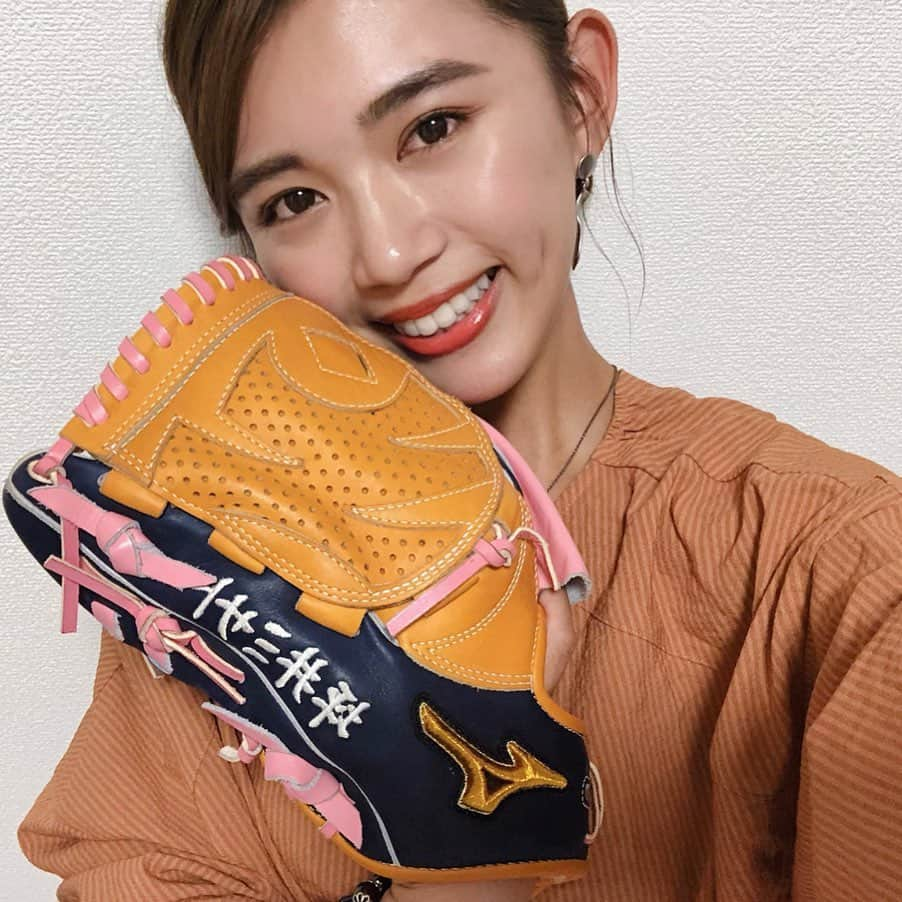 坪井ミサトさんのインスタグラム写真 - (坪井ミサトInstagram)「. . ⚾️イベント情報⚾️ 東京キャッチボールクラブ2019【東京】 10月5日（土）開催予定です👏 . OPEN 11:30  PLAY BALL 12:00 - 17:00﻿ 《芝公園 4号地》でお待ちしております✨ . 今回も沢山の方とキャッチボール できると嬉しいです☺️💕 . 元東京ヤクルトスワローズ選手・監督野球解説者の 《古田敦也》さんがキャプテンを務め、 他にもゲストとして、 元千葉ロッテマリーンズ選手野球解説者 《ジョニー黒木》さん、 その他にも沢山のゲストが参加します✨ グローブやボールも 無料で貸し出ししていますので、 手ぶらで遊びに来ても大丈夫です🙆‍♀️ 是非お待ちしております😘 . . #tokyocatchballclub #tcc #catchball #baseball #野球 #野球女子 #fitness #fitnessgirl #run #running #きてね」9月30日 22時15分 - misato1030