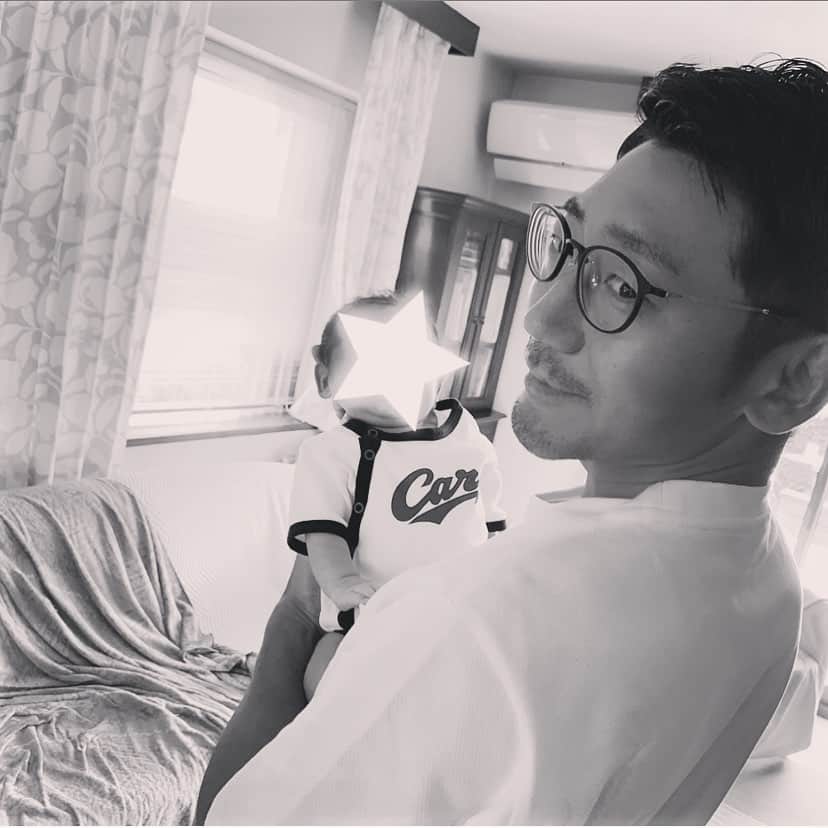 のインスタグラム：「検診に向かおうとして準備中、このあと肩に吐き戻してパーパのTシャツ汚す＾＾ 出かけようと思うと、ってヤツを体験！  #生後1ヶ月 #乳児 #赤ちゃん #カープ坊や #渋顔男子 #親子」