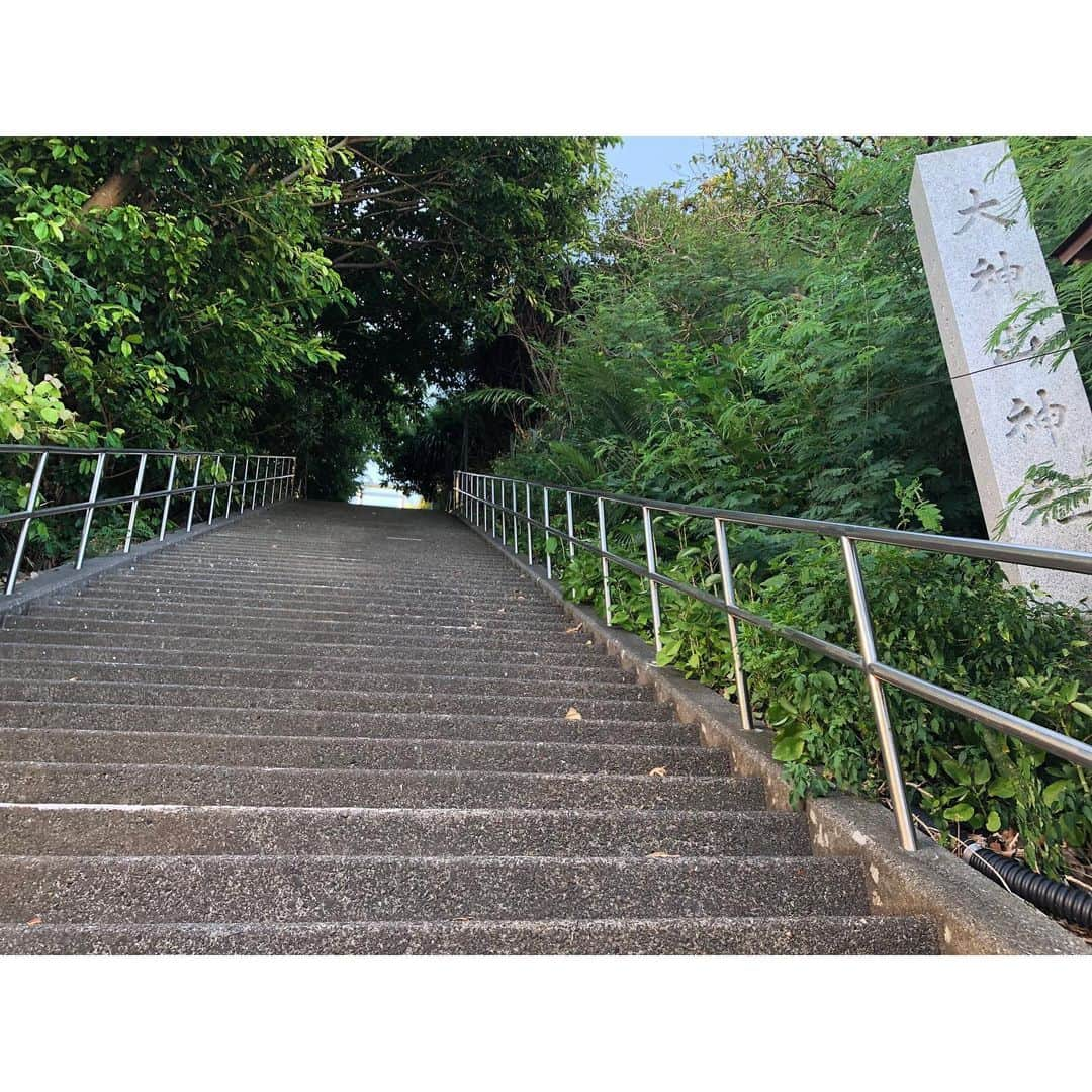 青山草太さんのインスタグラム写真 - (青山草太Instagram)「小笠原諸島、父島にある 「大神山神社」。 ご挨拶をさせて頂きましたが、お社に行くまでの階段がなかなか…。 土俵もあり観客席で少し休みがてら眺めてました。  #sotaaoyama #青山草太 #日本#東京#小笠原#小笠原諸島#japan#tokyo#ogasawara  #参拝#神社#大神山神社 #御朱印#shrine」9月30日 22時23分 - sotaaoyama