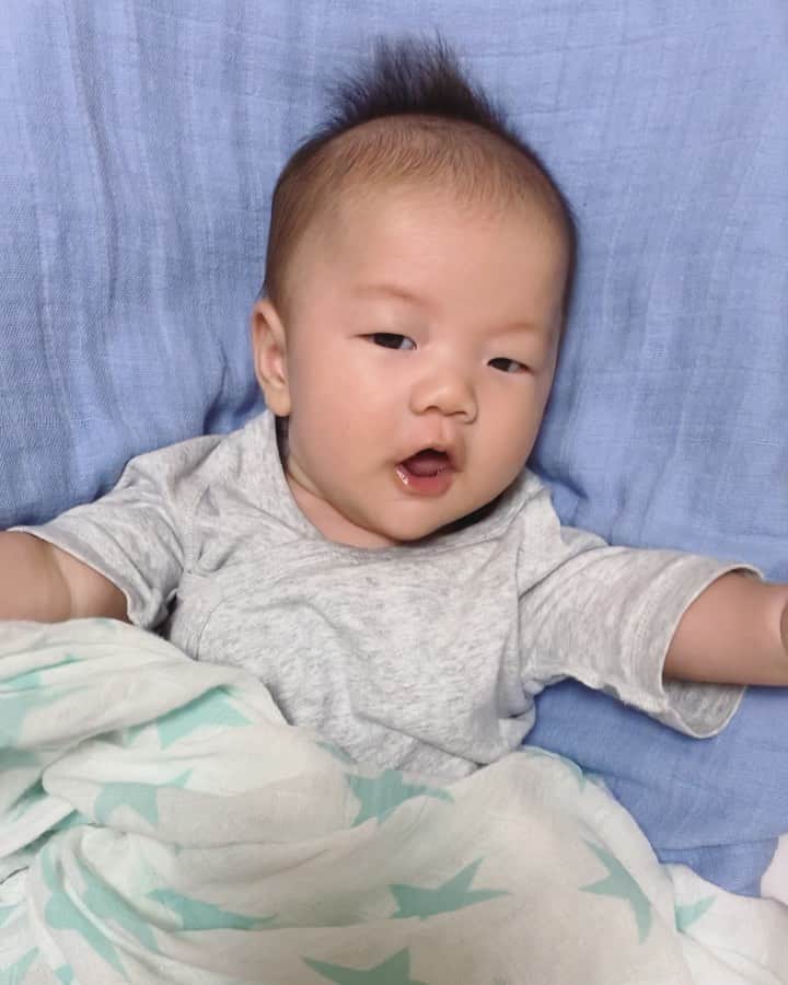 高見まなみのインスタグラム：「1ヶ月ぐらい前から右手を見ているなあと思っていたら、ここ10日ぐらいは、隙あらば左手を見ていて、こんなにも長くずっと観察するなんて、勉強熱心〜と思ってしまう👏笑  ものを掴めるようになってきて楽しそう😊  #生後2ヶ月 #ハンドリガード #インスタ肌着ばっかり #すでに男子の臭い」