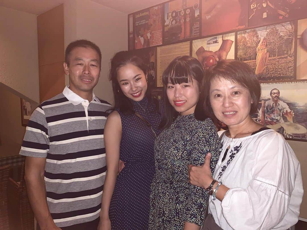 鈴木歩佳のインスタグラム：「. . my family👨‍👩‍👧‍👧🌹❤️」