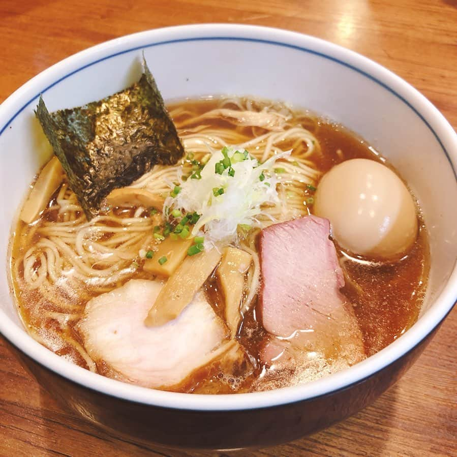 休日課長さんのインスタグラム写真 - (休日課長Instagram)「今月のラーメン会。 びぎ屋にてしょうゆラーメン味付半熟卵入り。 しっかりと麺に絡むうまいスープがたまりません。美味かった…あっという間にごちそうさま！ #本炭 #本日の炭水化物 #ラーメン #ramen #japanesestyle #japanesefood  #japanesenoodle」9月30日 22時40分 - kyujitsu_kacho