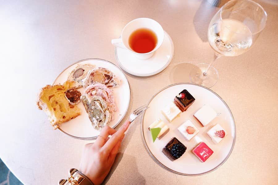 小林涼子さんのインスタグラム写真 - (小林涼子Instagram)「. @yorosweets さんとのスイーツ会🍰 美味しいケーキは何個でも 食べられる胃袋の不思議… パン好きな私的にはシュトーレンがツボ モンブランはもちろんだけど、 柚子風味チョコレートのアルブルヴェールは マイベストオブ柚子スイーツだったよーう 🍫  #美味しい  #ケーキ #クリスマスケーキ #もぐもぐ #パレスホテル東京 #ダイエットは明日から #美容 #beauty #sweet #cake #eat #xmascake #japan #먹스타그램 #식사  #吃 #很好」9月30日 22時44分 - ryoko_kobayashi_ryoko
