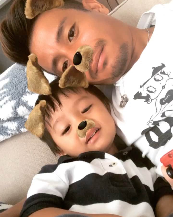松田力のインスタグラム：「day off。  警固公園で青空はお姉さん達にシャボン玉で遊んでもらいご機嫌でした。笑 お姉さん達ありがとうございます😊  #family #familyphoto #familylife #off #警固公園 #松田力 #シャボン玉 #2歳 #男の子 #休み #家族 #」
