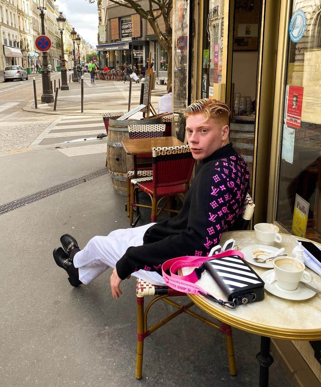 レオ・マンデラさんのインスタグラム写真 - (レオ・マンデラInstagram)「secured the bag, bought an iphone 11 and drank a coffee. merci and au revoir 🇫🇷」9月30日 22時51分 - gullyguyleo