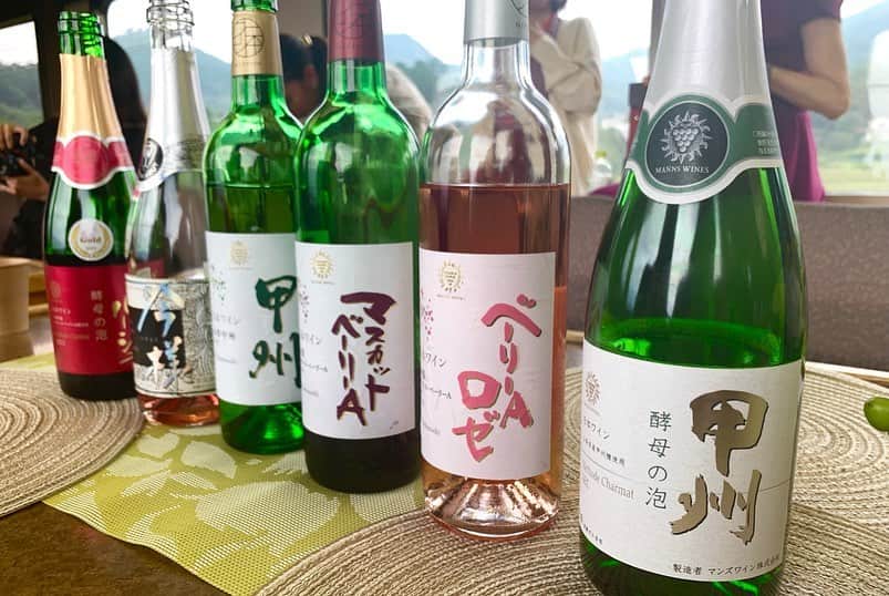 柳田菜月さんのインスタグラム写真 - (柳田菜月Instagram)「. マンズワイン列車体験にご招待いただき、東京女子部レポーターとして参加してきました🍾☺️ . 初のお座敷列車で朝から豪華にマンズワインを試飲。 ワインとのマリアージュを楽しむための、素敵なお弁当を頂いたりも❣️🤭 . ワイナリーに到着してからはワインの製造工程見学、ぶどう園見学、マンズワインの社長様から直々に受けるセミナーなど。 1日ワイン尽くしの素敵な日帰り旅でした🍷🍇 休日に大好きなワインを丸一日贅沢に楽しむことができてリフレッシュかつ、幸せでした😌♡ . 私の写真はこの旅でご一緒した @iro_dori_ さん @chorinta さんが撮ってくださりました😂❣️ありがとうございます！！ . #東京女子部 #ozmall  #マンズワイン #ワイン好き女子 #ワイン列車  #勝沼ワイナリー」9月30日 22時51分 - natsuki.3190