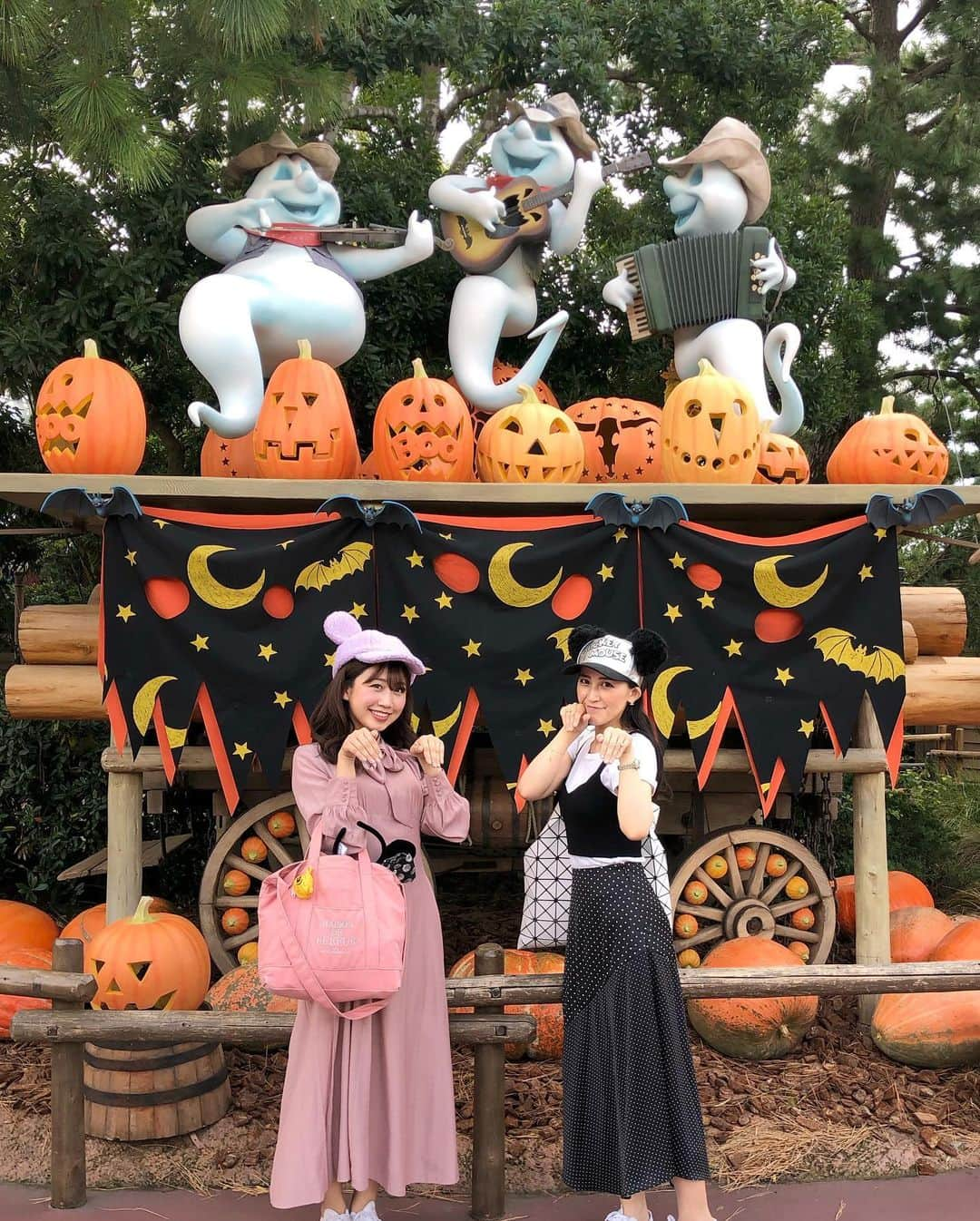 来栖あつこさんのインスタグラム写真 - (来栖あつこInstagram)「果歩ちゃんとディズニーハロウィーン、YouTubeに UPしました🎃👻﻿ ﻿ ﻿ ※私の帽子のツバのホコリがめっちゃ気になる・・・。﻿ 次から帽子持っていく時はペタペタとるやつ持参しないとですな。﻿ トホホ﻿ ﻿ 「お茶しましょ～♪」のお誘いから、「行っちゃう?!」ってランドへ。﻿ ﻿ いやはや、癒された。﻿ 動画編集しながらもニヤニヤした。﻿ 可愛い、可愛い妹です。﻿ ﻿ 「お腹がすきました～」っていう言葉だけでこんなに可愛い子、います？﻿ 歩くとき「ズンドコ　ズンドコ」って自分で効果音つける人います？﻿ 自分の写真以上に人の写真撮りまくってあげる子、います？﻿ ﻿ ホント～に、ほんと～～～～～に、可愛いわ。﻿ ﻿ ﻿ というわけで、動画の最後には「KAHO　PHOTO」を略して「KA-PHOTO」で私のお気に入りかほちゃん集作ったので、最後まで楽しく見てね♡﻿ ﻿ ﻿ ハロウィーンのディズニーは、コスプレしている人もいっぱいいて歩いているだけでワクワクしました。﻿ （私は仮装しないのでご安心ください）﻿ ﻿ 1回にまとまるわけがないので、次回もお楽しみに♪﻿ ﻿ ﻿ ﻿ ﻿ #ネズミのお散歩 は結構な距離を歩きます﻿ #tokyodisneyland﻿ #tokyodisneyresort ﻿ #東京ディズニーランド﻿ #TDS #TDR #ディズニーランド﻿ #東京ディズニーリゾート﻿ #disnygram #instadisny﻿ #disney﻿ #リス顔 #猫顔 #たぬき顔 #アヒル口﻿ #atsukokurusu #来栖あつこ ﻿ #YouTuber #YouTube ﻿ 動画の中でも #やっぱりひかる私のオデコ #オデコレ﻿ YouTubeで #VLOG 📹」9月30日 23時02分 - atsukokurusu